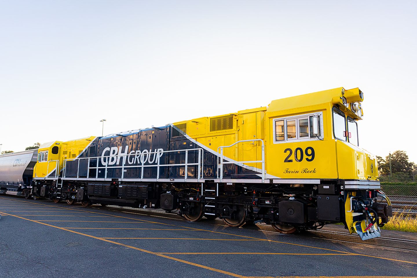 Yellow and dark blue locomotive